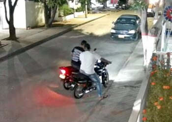 Sujetos obligan a una mujer a bajarse de su moto para quitársela en Riohacha