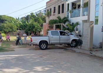 Personas lesionadas y daños a una vivienda deja aparatoso accidente de tránsito en el barrio Marbella de Riohacha
