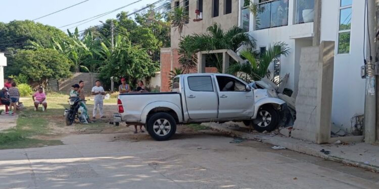 Personas lesionadas y daños a una vivienda deja aparatoso accidente de tránsito en el barrio Marbella de Riohacha