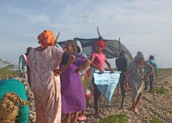 Comunidad wayúu bloquea la vía férrea de Cerrejón en la zona de Puerto Bolívar