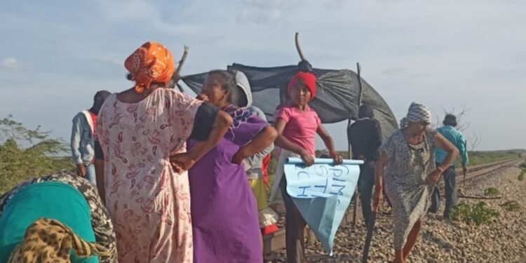 Comunidad wayúu bloquea la vía férrea de Cerrejón en la zona de Puerto Bolívar