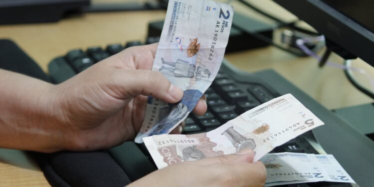 El 79% de los colombianos aún prefiere pagar en efectivo, según informe del Banco de la República