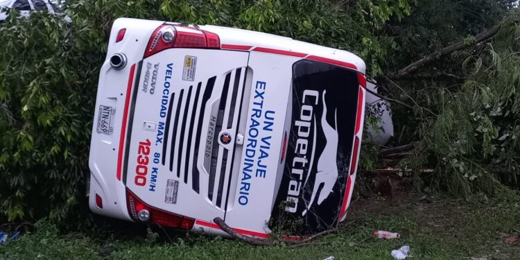 Tragedia en vía del Cesar: Tres muertos y más de 30 heridos deja accidente de bus de Copetran que había salido de Maicao a Cúcuta