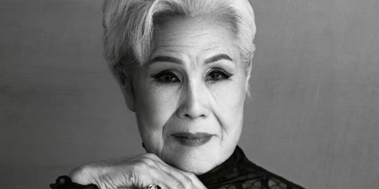 A los 80 años, una mujer desafía las normas y compite por la corona de Miss Universo Corea