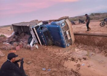 Camión cargado de huevos se accidentó en Puerto López, zona norte extrema de la Alta Guajira