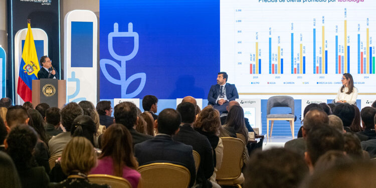 “La Creg debe cambiar normativa para responderle a los usuarios de energía del país”: Presidente Petro