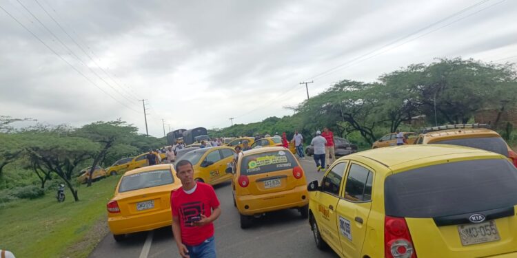 Motocarristas bloquean la Troncal del Caribe en el tramo Maicao – Paraguachón