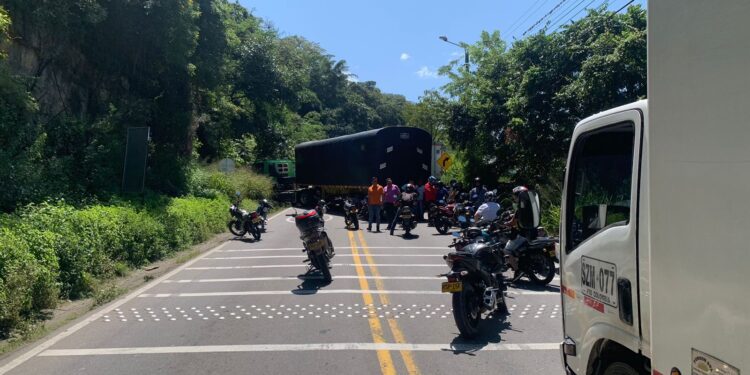 Camioneros bloquean la Troncal de Oriente en la ‘Ye de Ciénaga’ para protestar por alza del Acpm