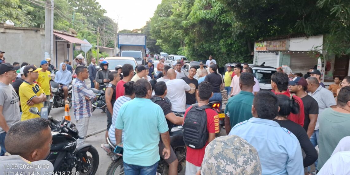 Habitantes de Palomino bloquean la Troncal del Caribe en protesta por los cortes de energía
