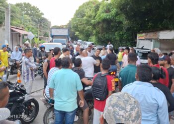 Habitantes de Palomino bloquean la Troncal del Caribe en protesta por los cortes de energía