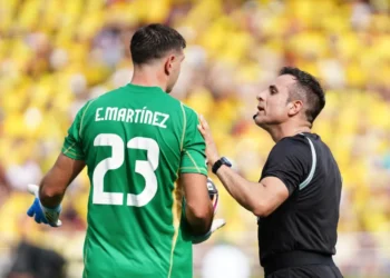 Posible sanción a ‘Dibu’ Martínez por agresión a camarógrafo en partido contra Colombia