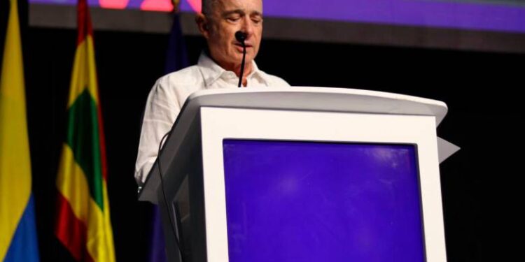 Expresidente Álvaro Uribe lanza críticas a las reformas y llama a preparar elecciones de 2026 en Congreso Fenalco