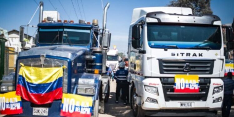 Fiscalia abre investigación por bloqueos protagonizados por camioneros en el país