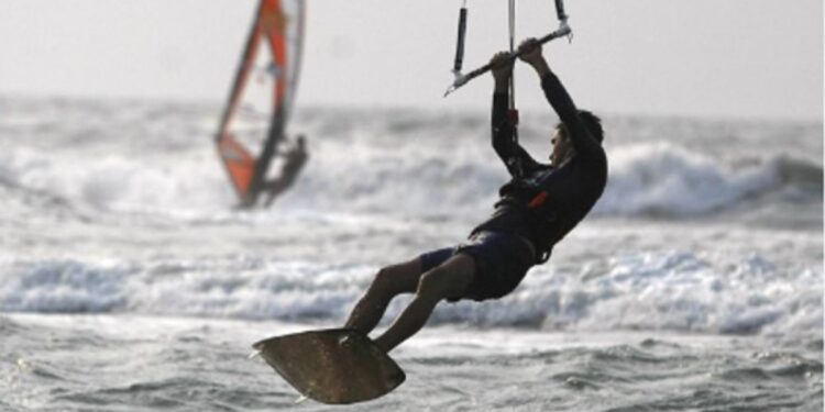 Windsurfing deporte que atrae a los turistas de aventura a La Guajira