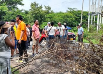 Protesta en la vía nacional: comunidades de Urumita exigen solución a la falta de luz