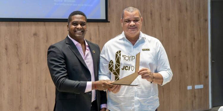 Rector de Uniguajira fue galardonado por JCI Wayma