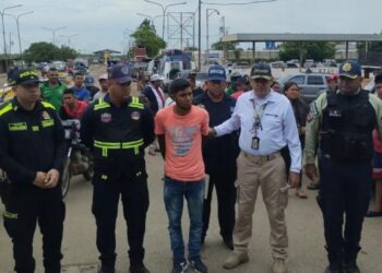 En Paraguachón la Policía venezolana entregan a uno de los asesinos del patrullero en Maicao