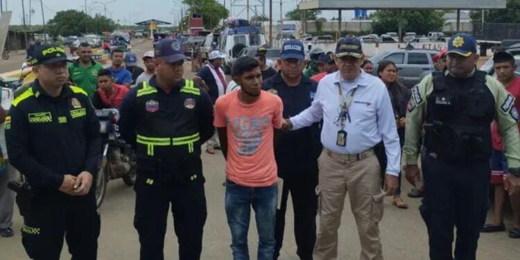 En Paraguachón la Policía venezolana entregan a uno de los asesinos del patrullero en Maicao