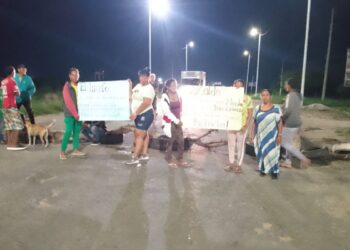Más de 40 personas bloquean la vía en la salida de Riohacha a Santa Marta por 8 días sin energía