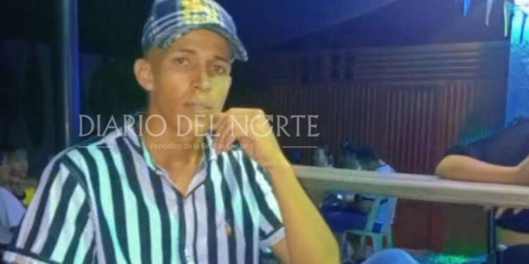 De tres disparos asesinan a un joven mientras desayunaba en el interior de su vivienda en Villanueva