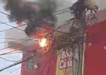 Cortocircuito en un poste de luz en el mercado nuevo de Riohacha tiene alarmados a los comerciantes