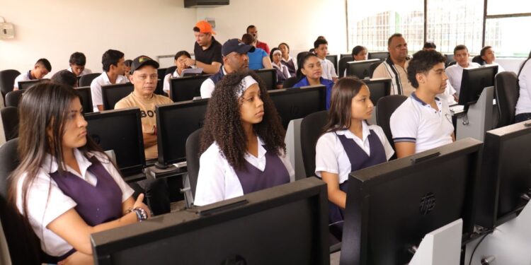 Gobernación de La Guajira entrega un sistema fotovoltaico a institución educativa de La Jagua del Pilar