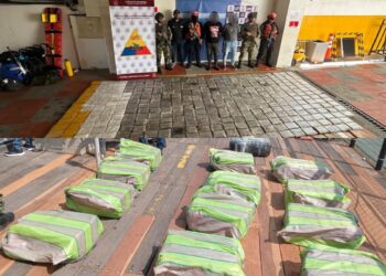 Incautan 12 bultos de marihuana y cocaína en aguas en el Cabo de La Vela- Alta Guajira