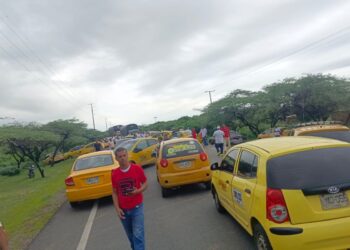 Tras acuerdos se levanta bloqueo de la vía Maicao – Riohacha por motocarristas y taxistas