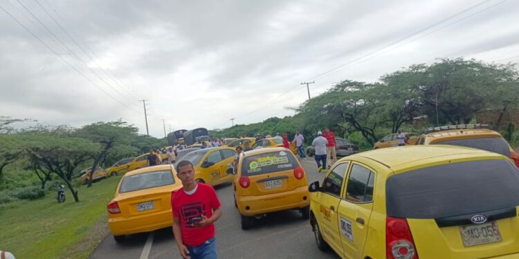 Tras acuerdos se levanta bloqueo de la vía Maicao – Riohacha por motocarristas y taxistas