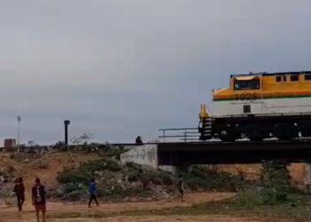 Policía salvo a un hombre de la etnia wayúu de ser pisado por el tren de Cerrejón en Uribia