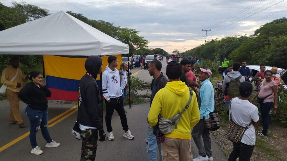 Comunidad de Caracolí Sabanas de Manuela bloquea la vía nacional en el Sur de La Guajira