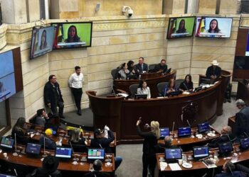 María Corina Machado intervino en el Senado de Colombia y mostró las actas electorales