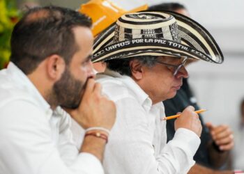 Gobierno de Petro enfrenta críticas por posible designación de exjefes paramilitares como gestores de paz