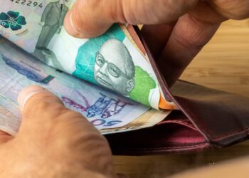 Salario mínimo en Colombia: analistas proyectan incremento entre 6% y 8%