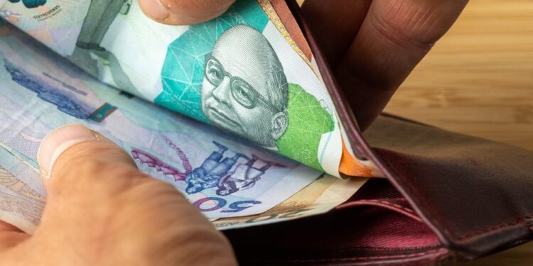 Salario mínimo en Colombia: analistas proyectan incremento entre 6% y 8%