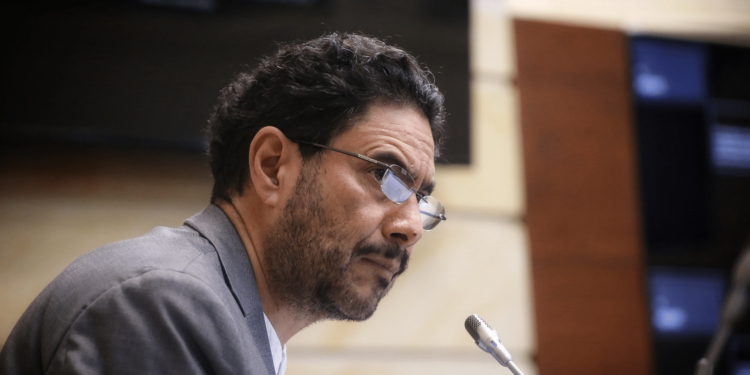 Oposición amplía denuncia contra el expresidente Iván Duque por adquisición irregular de software espía ‘Pegasus’