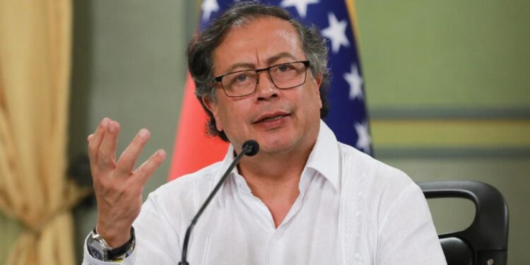 Petro critica la opción tarifaria en la ‘Feria de las Economías para la Vida’: “Es una mentirilla”