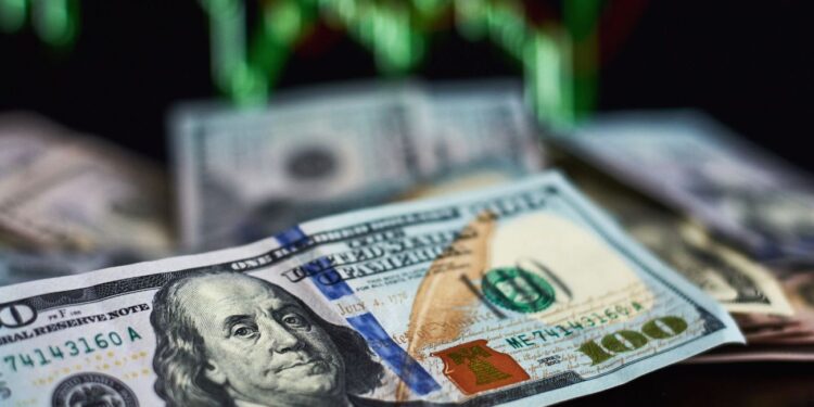 El dólar inicia la semana al alza con un precio promedio de $4.342