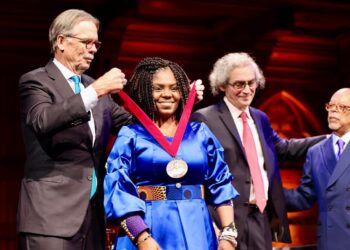 Francia Márquez, condecorada en Harvard por su contribución a la cultura afrodescendiente