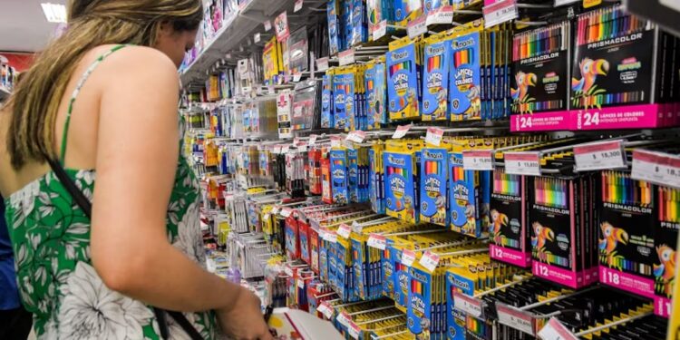 Confianza del consumidor en Colombia cae al nivel más bajo desde diciembre de 2023