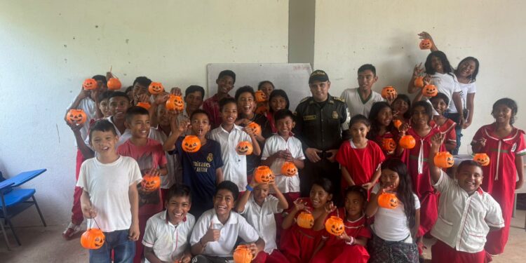 Policía Fiscal y Aduanera celebró el ‘Día del Dulce’ con la comunidad indígena Wakuaipamana en Riohacha