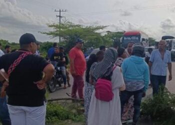 Comunidad wayuú bloquea la vía Maicao – Riohacha  para reclamar pagos atrasados por parte del Icbf