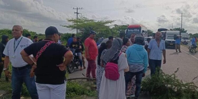 Comunidad wayuú bloquea la vía Maicao – Riohacha  para reclamar pagos atrasados por parte del Icbf