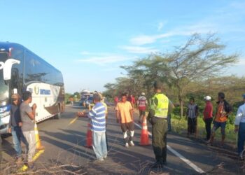 Bloqueo en la vía Maicao – Riohacha:  Usuarios denuncian que algunas personas tendrían estas protestas como negocio