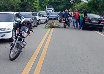 Habitantes de El Molino bloquean la vía nacional en el Sur de La Guajira, para exigir  concluyan las obras del Hospital San Lucas