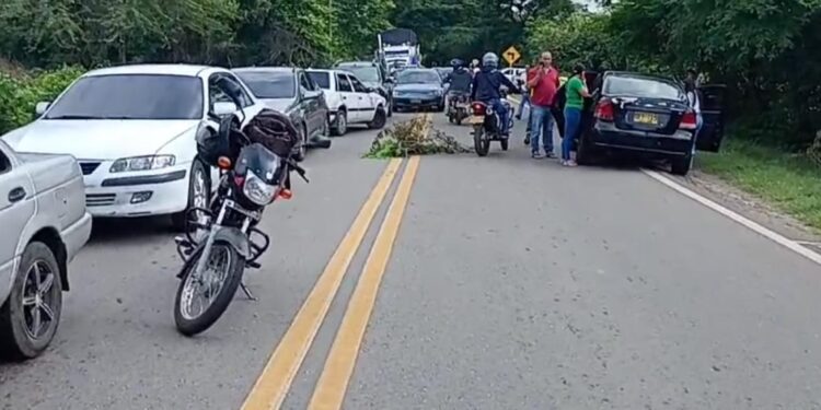 Habitantes de El Molino bloquean la vía nacional en el Sur de La Guajira, para exigir concluyan las obras del Hospital San Lucas
