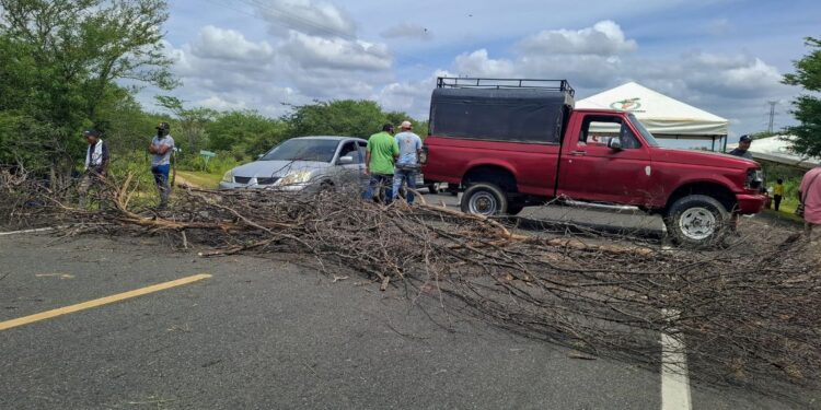 Levantan bloqueo en la vía Riohacha – Maicao tras acuerdos con la comunidad wayuú