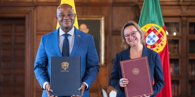Colombia y Portugal firman memorando para producción de pasaportes, documentos de viaje y etiquetas de visas