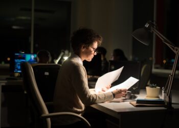 ¿Cuándo empezaría a regir el recargo nocturno para los trabajadores y cuánto sería el incremento?