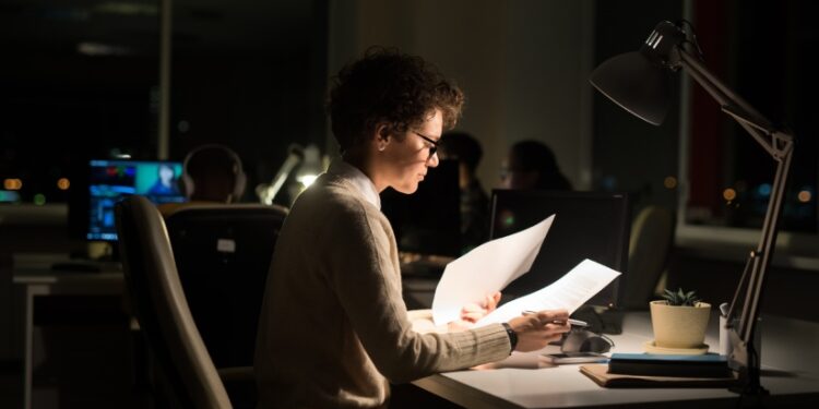 ¿Cuándo empezaría a regir el recargo nocturno para los trabajadores y cuánto sería el incremento?